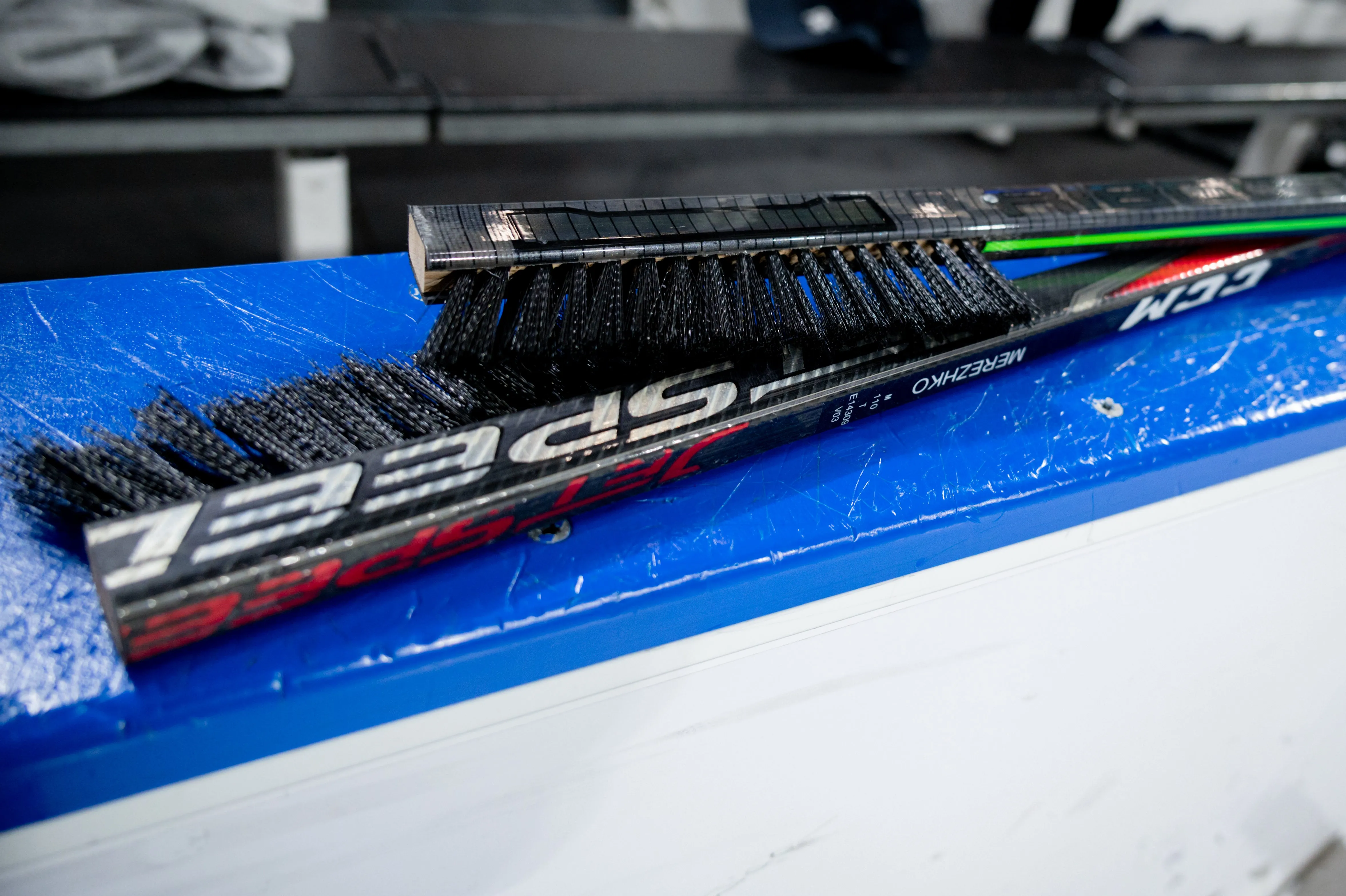 HOCKEY STICK SNOW BRUSH